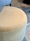 Hocker Klub in karamelkleurige stof - D50 x H48 cm