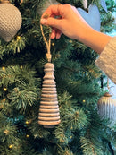 Houten klos kersthanger in grijstint met lijntjes - D6 x H16 cm