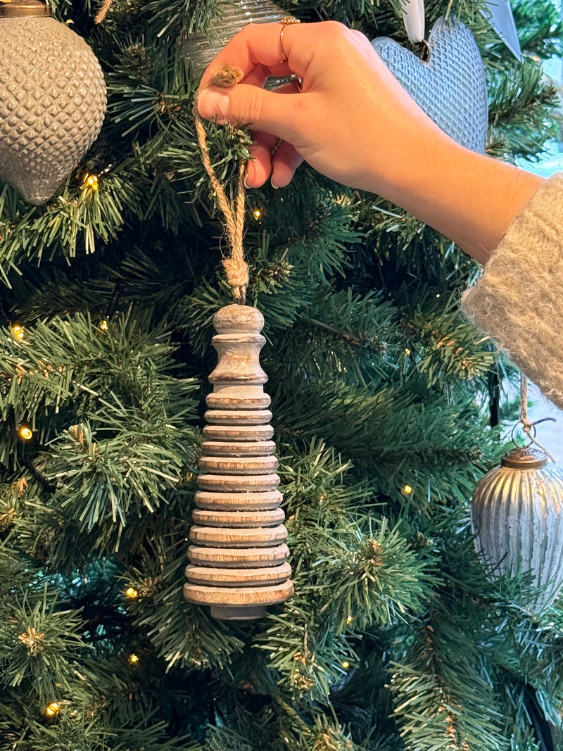 Houten klos kersthanger in grijstint met lijntjes - D6 x H16 cm