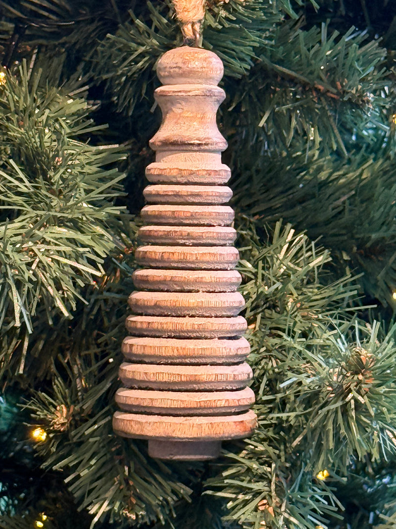 Houten klos kersthanger in grijstint met lijntjes - D6 x H16 cm