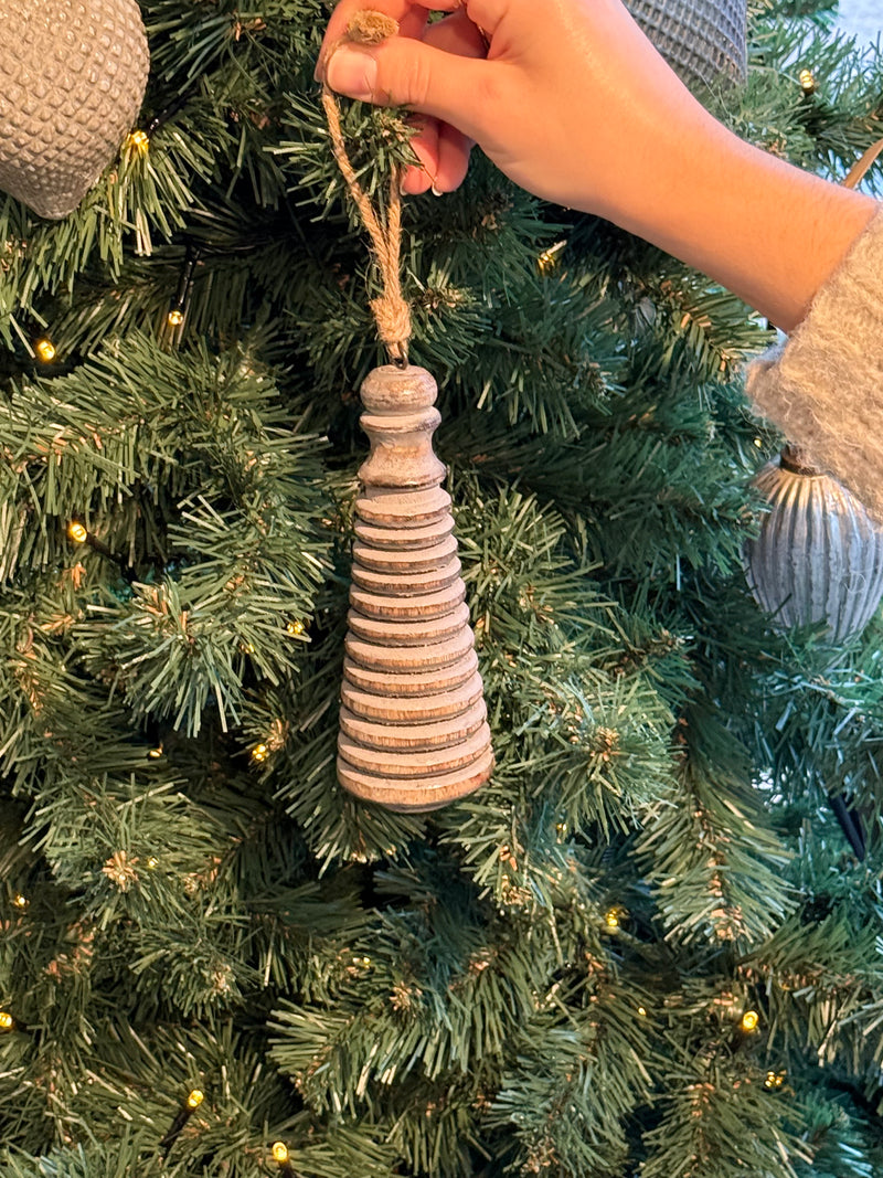 Houten klos kersthanger in grijstint met lijntjes - D6 x H16 cm