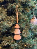 Houten klos kersthanger in kerstboom vorm met zilveren details - D6 x H16 cm