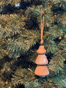 Houten klos kersthanger in kerstboom vorm met zilveren details - D6 x H16 cm