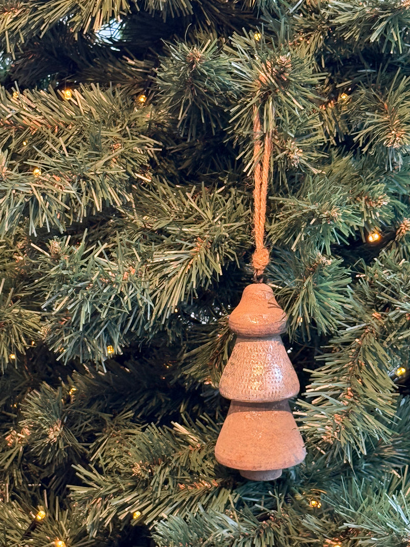 Houten klos kersthanger in kerstboom vorm met zilveren details - D6 x H16 cm