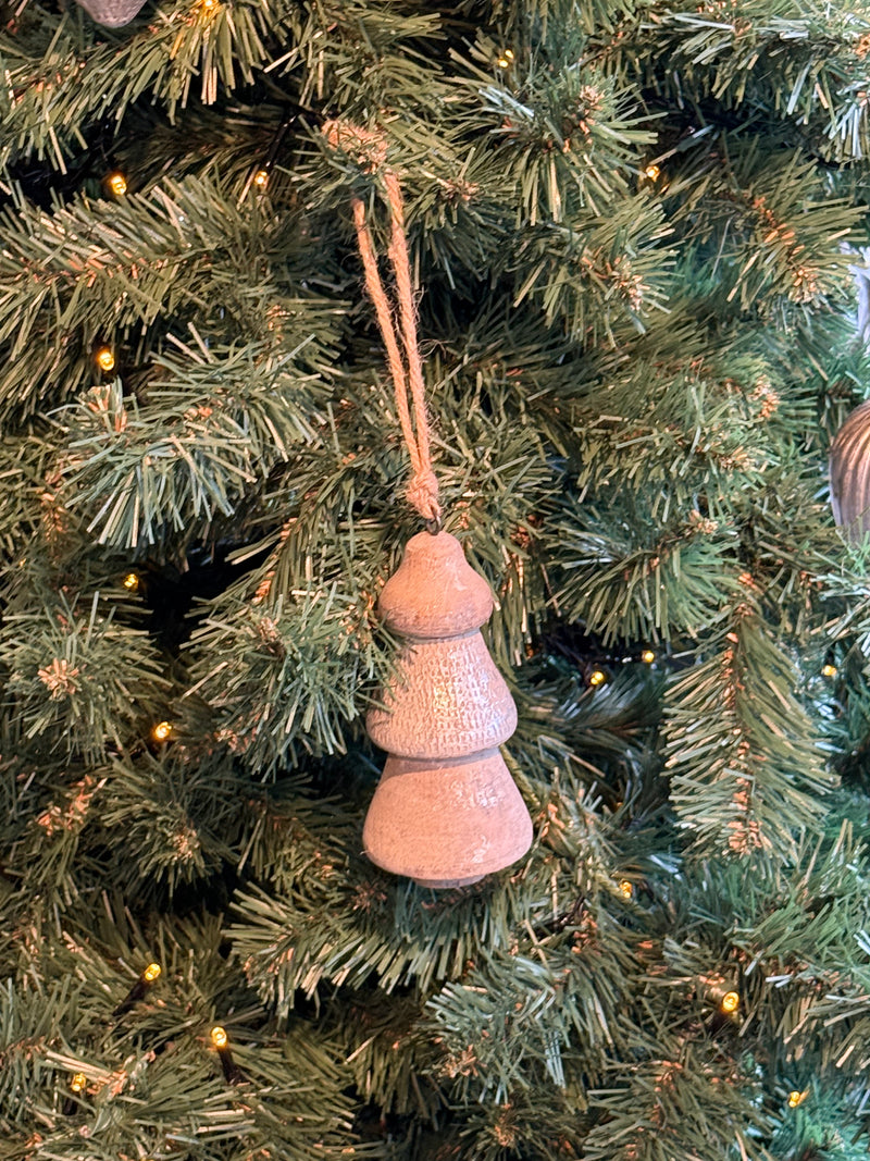 Houten klos kersthanger in kerstboom vorm met zilveren details - D6 x H16 cm