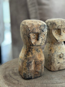 Houten geluksbeeldje met getuite lipjes