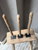Houten gelukspopje met houtsnijwerk op statief  - 44 cm hoog
