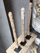 Houten gelukspopje met houtsnijwerk op statief  - 44 cm hoog