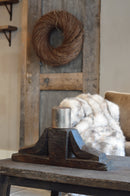 Donkerbruine houten poerkandelaar – L10 × B57 × H20 cm