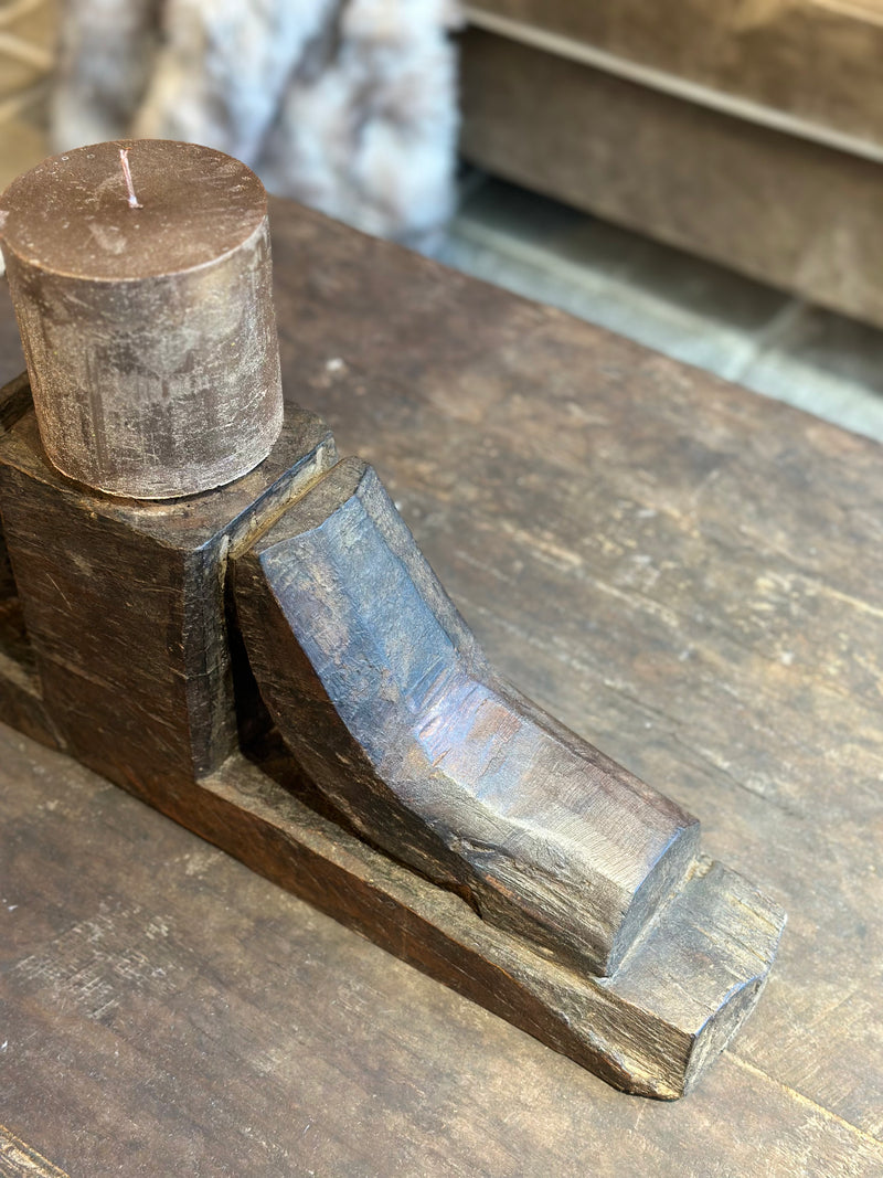 Donkerbruine houten poerkandelaar – L10 × B57 × H20 cm
