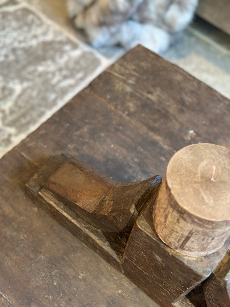 Donkerbruine houten poerkandelaar – L10 × B57 × H20 cm