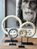 Witte marmeren ring op statief - 40 cm