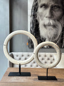 Witte marmeren ring op statief - 40 cm
