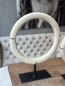 Witte marmeren ring op statief - 40 cm