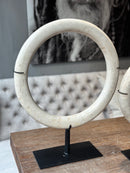 Witte marmeren ring op statief - 40 cm