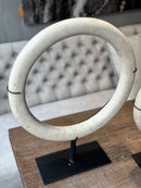 Witte marmeren ring op statief - 40 cm
