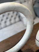 Witte marmeren ring op statief - 40 cm