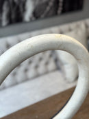 Witte marmeren ring op statief - 40 cm