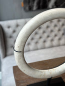 Witte marmeren ring op statief - 40 cm