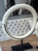 Witte marmeren ring op statief - 40 cm