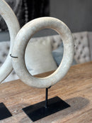Witte marmeren ring op statief - 30 cm