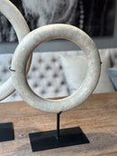 Witte marmeren ring op statief - 30 cm
