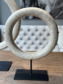 Witte marmeren ring op statief - 30 cm