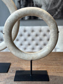 Witte marmeren ring op statief - 30 cm