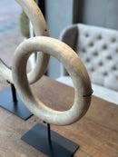 Witte marmeren ring op statief - 30 cm