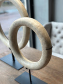 Witte marmeren ring op statief - 30 cm