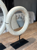 Witte marmeren ring op statief - 30 cm
