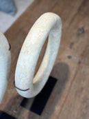 Witte marmeren ring op statief - 30 cm