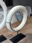Witte marmeren ring op statief - 30 cm
