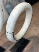 Witte marmeren ring op statief - 30 cm