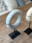 Grijze marmeren ring op statief - 20 cm