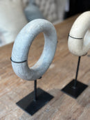 Grijze marmeren ring op statief - 20 cm