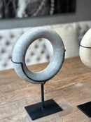 Grijze marmeren ring op statief - 20 cm