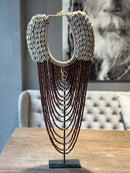 Houten kastanjebruine kralenketting met schelpjes op statief - 30x7x66 cm