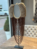 Houten kastanjebruine kralenketting met schelpjes op statief - 30x7x66 cm