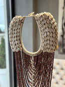 Houten kastanjebruine kralenketting met schelpjes op statief - 30x7x66 cm