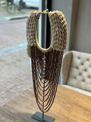 Houten kastanjebruine kralenketting met schelpjes op statief - 30x7x66 cm