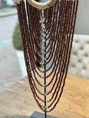 Houten kastanjebruine kralenketting met schelpjes op statief - 30x7x66 cm