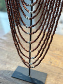 Houten kastanjebruine kralenketting met schelpjes op statief - 30x7x66 cm