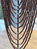 Houten kastanjebruine kralenketting met schelpjes op statief - 30x7x66 cm