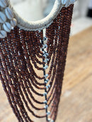 Houten kastanjebruine kralenketting met schelpjes op statief - 30x7x66 cm