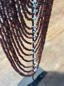 Houten kastanjebruine kralenketting met schelpjes op statief - 30x7x66 cm