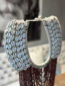 Houten kastanjebruine kralenketting met schelpjes op statief - 30x7x66 cm