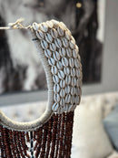 Houten kastanjebruine kralenketting met schelpjes op statief - 30x7x66 cm