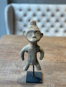 Stenen mannetje op statief