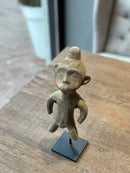 Stenen mannetje op statief